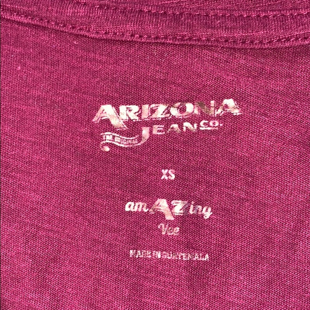 Maroon and black v-neck t-shirt.
